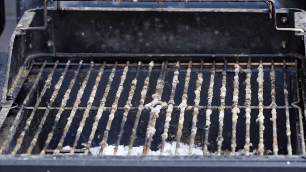 Con este truco, un secreto entre los asadores, podés dejar la parrilla impecable en pocos minutos después del asado (Imagen ilustrativa).