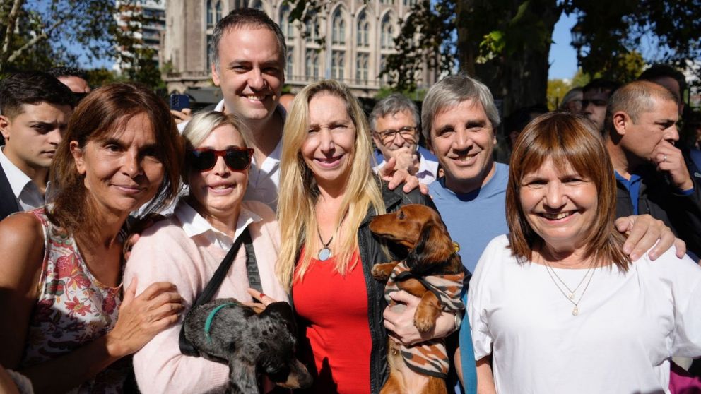 Manuel Adorni acompañado por Karina Milei, Luis Caputo y Patricia Bullrich en su recorrida de campaña.