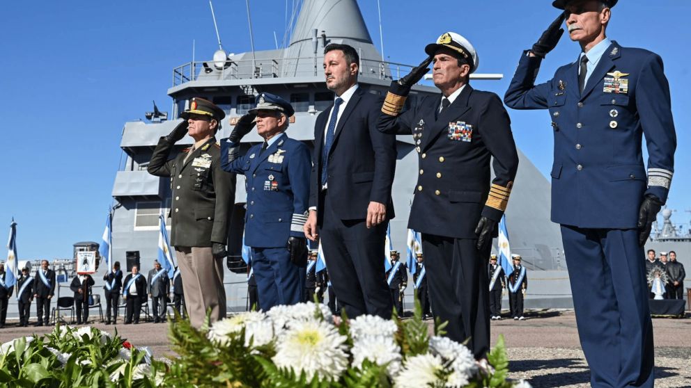 Luis Petri encabezó el homenaje a los caídos en el hundimiento del crucero "General Belgrano"