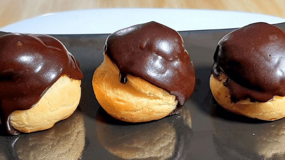 Bombitas rellenas de dulce de leche y bañadas con una fina capa de chocolate: una versión sencilla de una tradicional recena panadera.