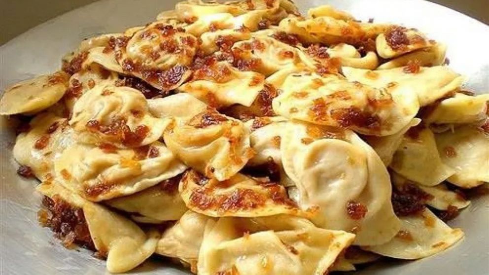 ¿No sabes qué cocinar? Probá la pasta ucraniana con un corazón irresistible de papa y cebolla.