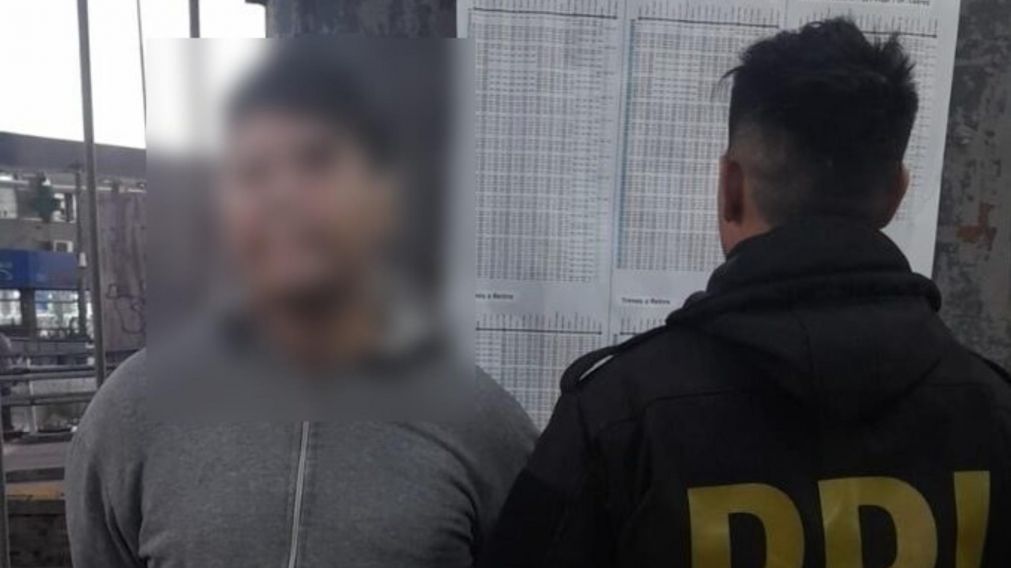 Este es el sujeto que fue aprehendido por los investigadores policiales.