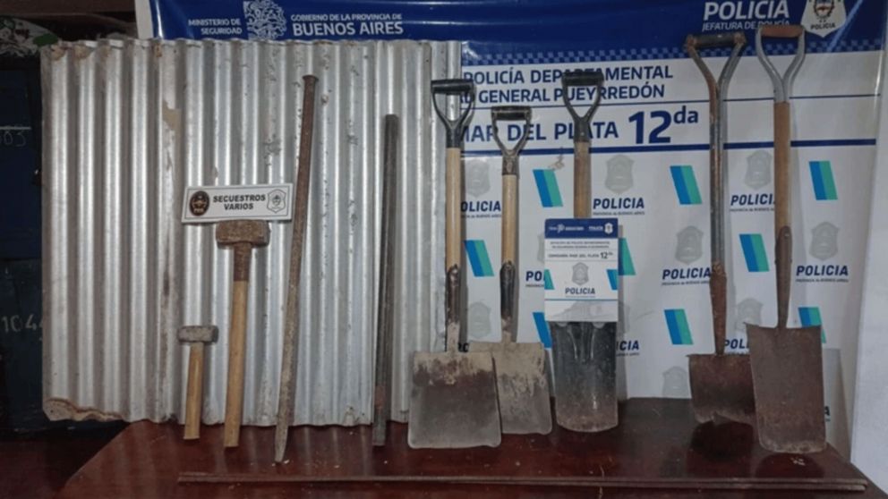 Las herramientas con las que habrían estado colocando el enrejado.