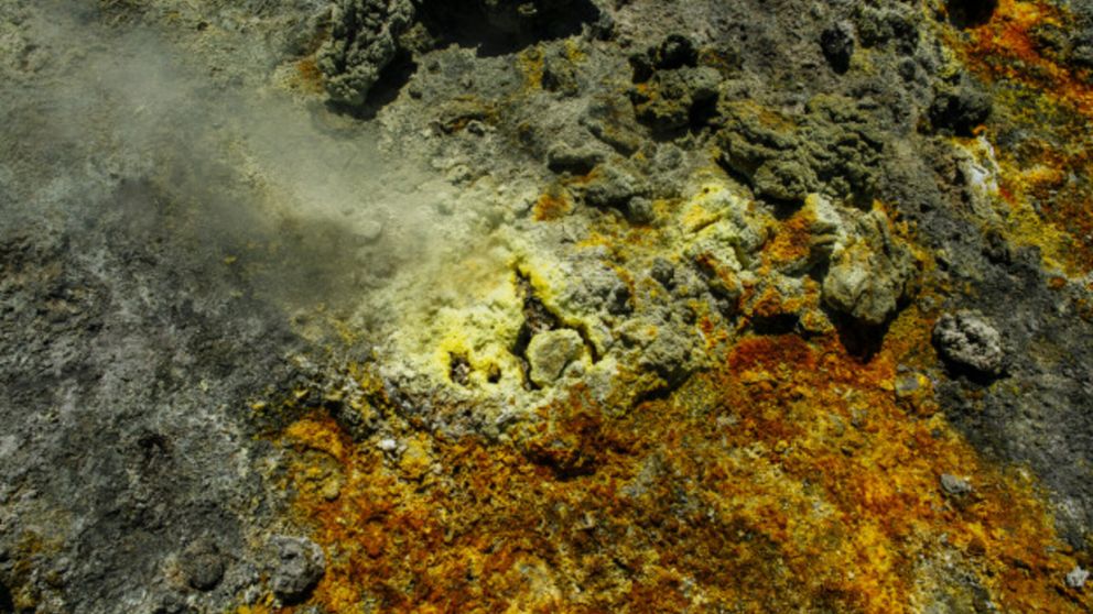 Ceniza volcánica del monte Lewotobi, en Indonesia, provoca cancelaciones de vuelos en aeropuertos de Bali y Lombok