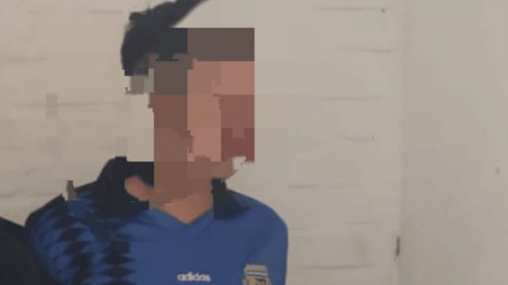 El detenido terminó esposado en la comisaría.