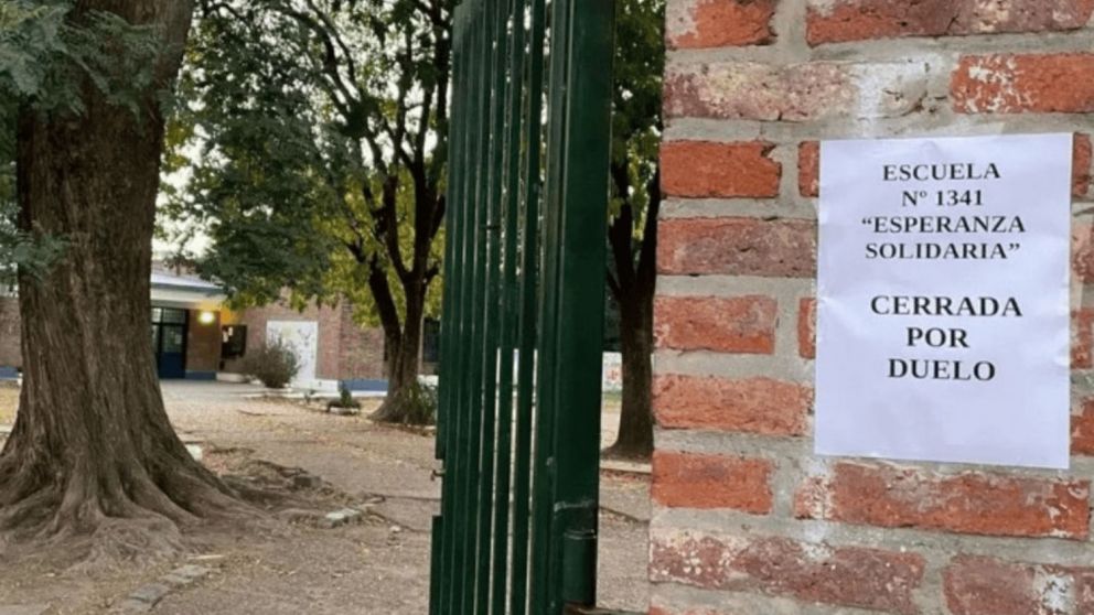 El establecimiento educativo donde falleció el docente cerró por duelo.