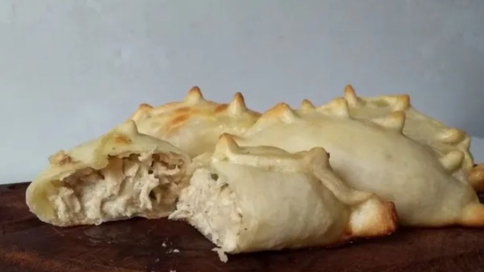 Empanadas de pollo y salsa blanca.