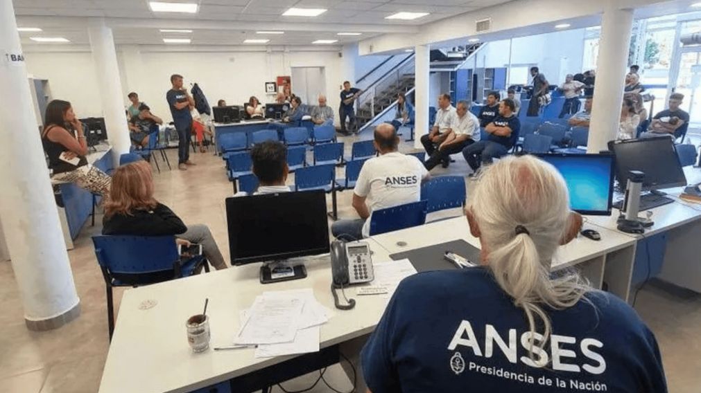 El Gobierno aumentó los sueldos de los trabajadores estatales (Archivo).