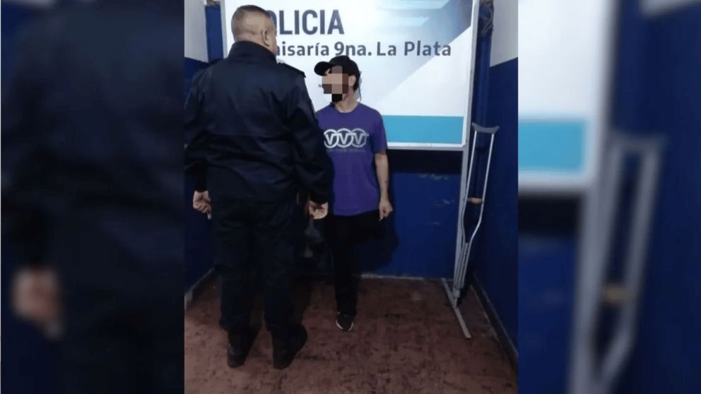 El sospechoso con una pierna quedó detenido.