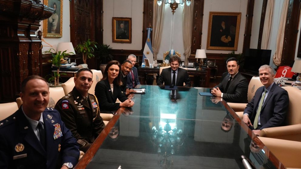 Javier Milei recibió al jefe del Comando Sur de los Estados Unidos, almirante Alvin Holsey (X/@OPRArgentina).