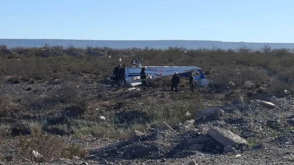 La avioneta perdió una de sus ruedas y quedó dada vuelta por el accidente.