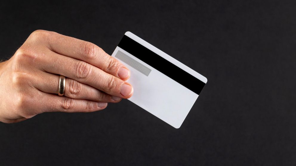 El tipo con más suerte del mundo: ganó 480 "palos" en la Quiniela porque perdió su tarjeta de débito (Freepik).