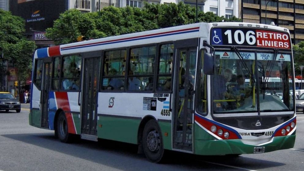 La línea 106 es una de las que registrará subas en los pasajes desde mayo próximo.