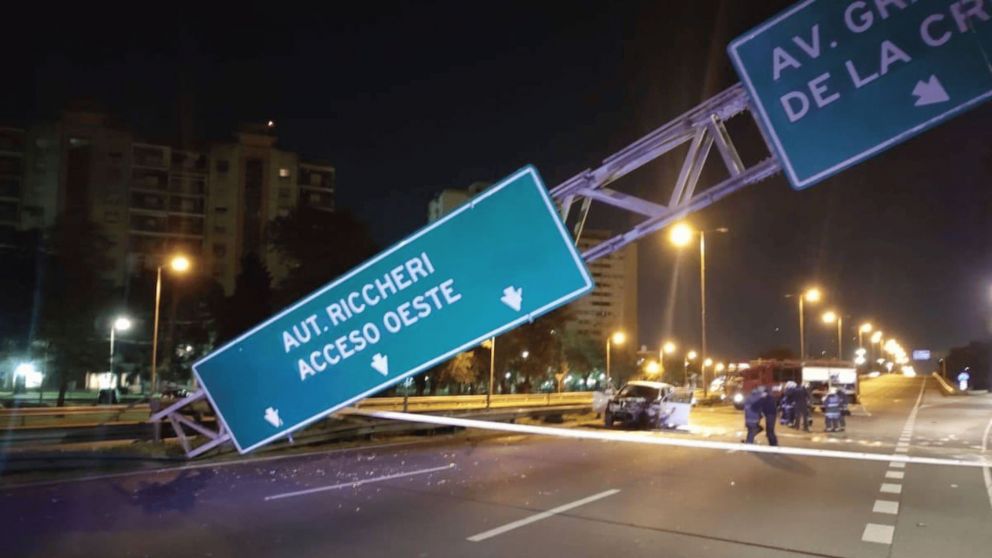 Una cámara de seguridad registró el momento de la brutal colisión (X/@jotaleonetti).