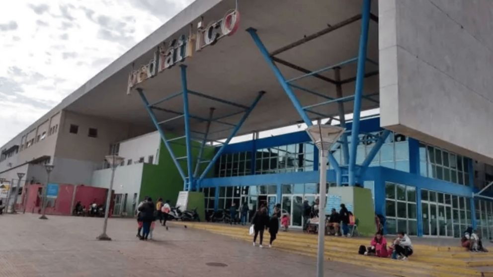 El niño está internado por la grave intoxicación.