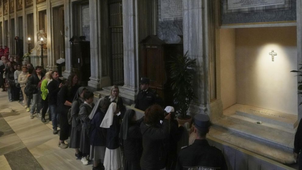 Largas colas para visitar la tumba del papa Francisco.