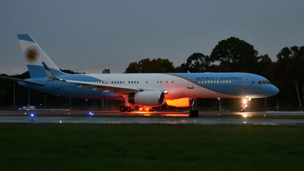 El avión presidencial tocó tierra firme a las 7:47.