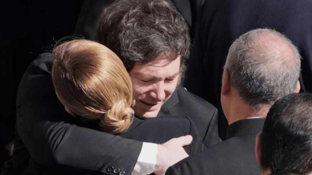 Javier Milei al saludar a Giorgia Meloni.