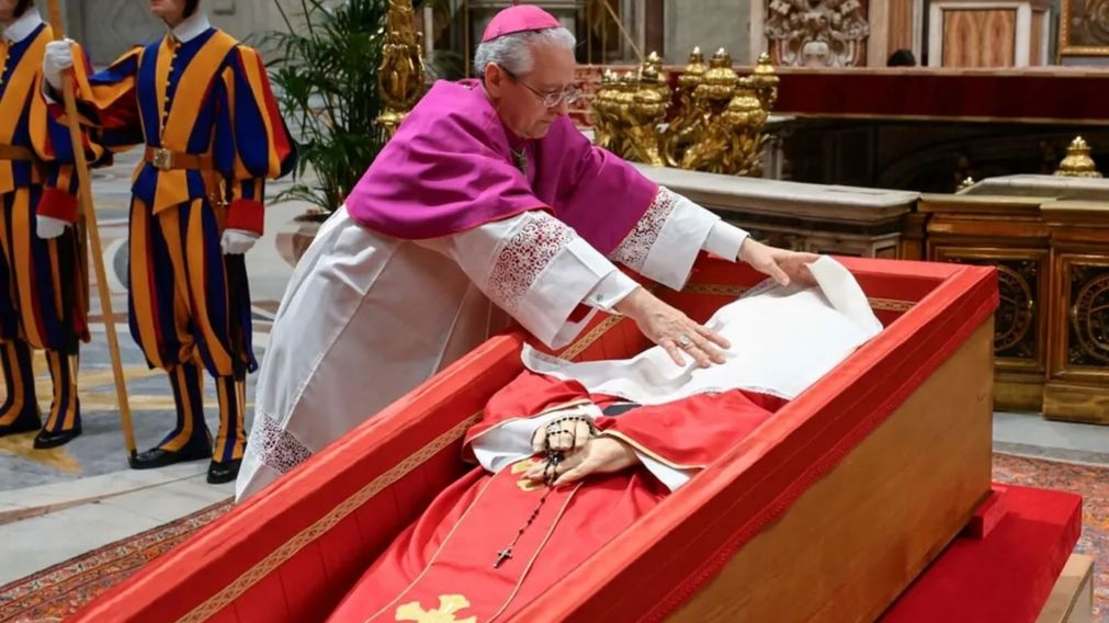 El rostro del papa Francisco es cubierto por un velo blanco.