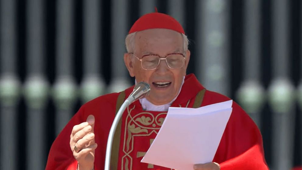 El cardenal Re despidi� a Francisco con una emotiva homilia y lo destac� como "un papa entre la gente"