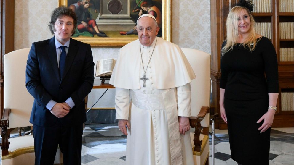 Javier Milei viajará al Vaticano para el funeral del papa Francisco junto a Karina Milei.