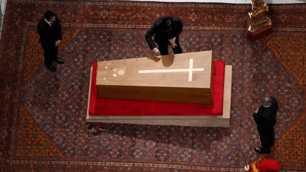 Así quedó cerrado el féretro del papa: una cruz predominante, el escudo del Vaticano y una placa que dice Francisco