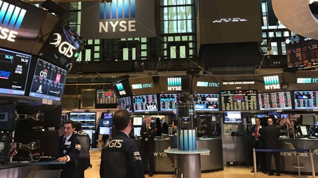 El riesgo país perforó los 700 puntos, acciones y bonos operaron en forma dispar