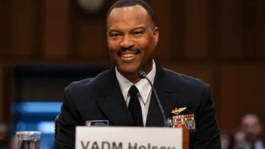 El almirante Alvin Holsey.