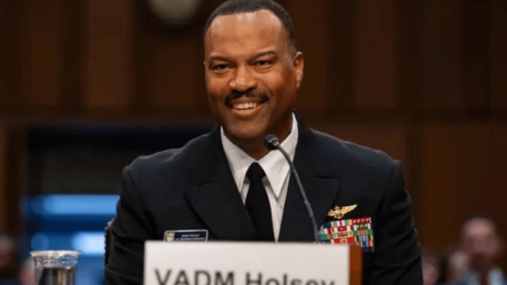 El almirante Alvin Holsey.