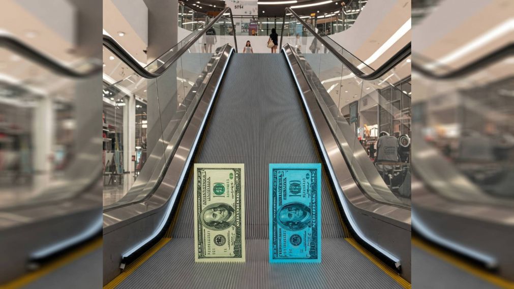 Dólar hoy: el blue bajó $15 y el oficial $5