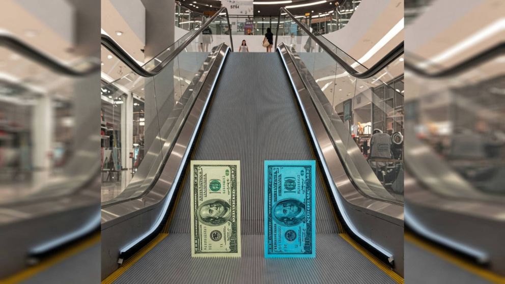 Dólar hoy: el blue bajó $15 y el oficial $5