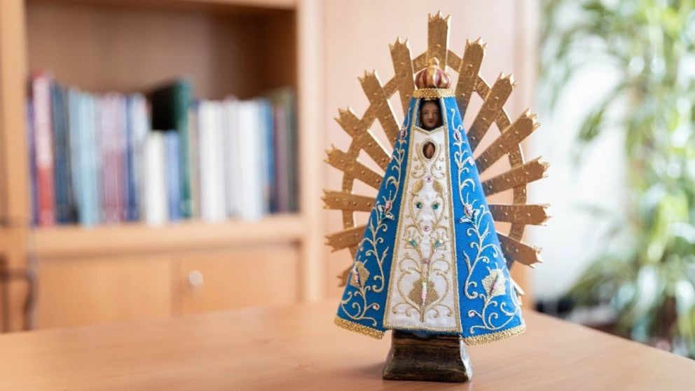La estatuilla de Nuestra Señora de Luján regalada por el papa Francisco (Gentileza Vatican News).