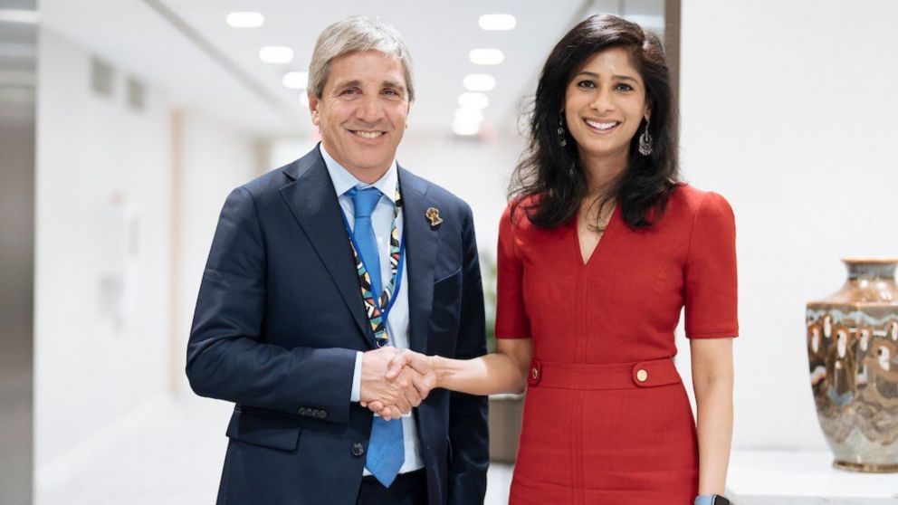 Luis "Toto" Caputo y Gita Gopinath.