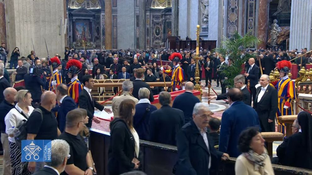 Miles de fieles despiden al papa Francisco en el Vaticano.
