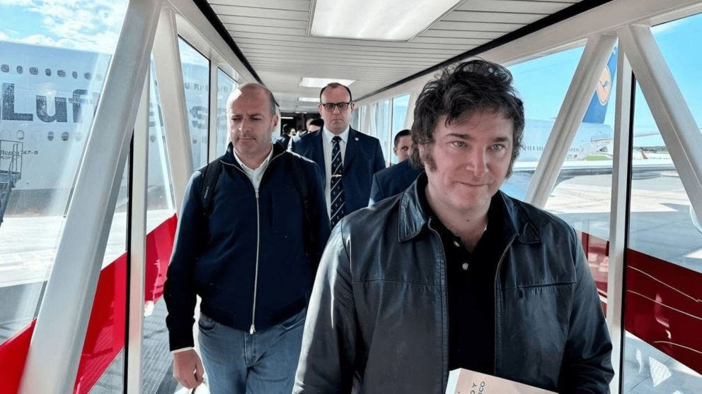 Javier Milei y comitiva viajan esta noche al Vaticano para participar del funeral del papa Francisco.