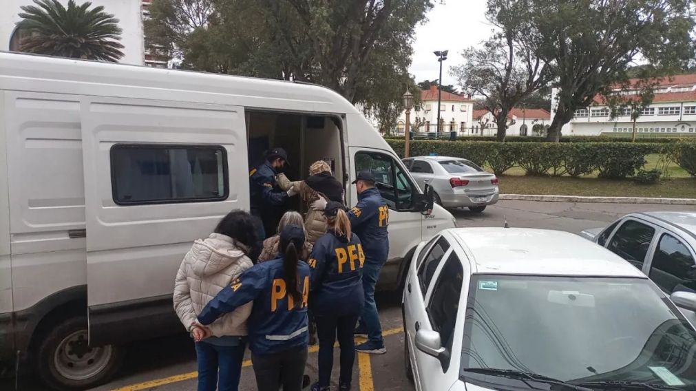 Ratifican los procesamientos de 17 personas en el marco de la causa sobre la Escuela de Yoga de Buenos Aires.