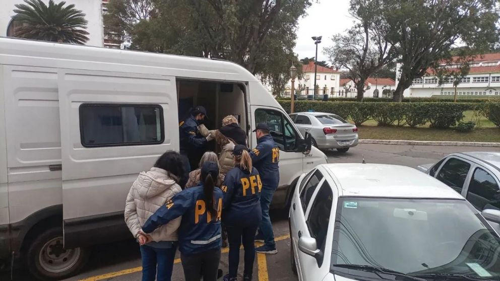 Ratifican los procesamientos de 17 personas en el marco de la causa sobre la Escuela de Yoga de Buenos Aires.