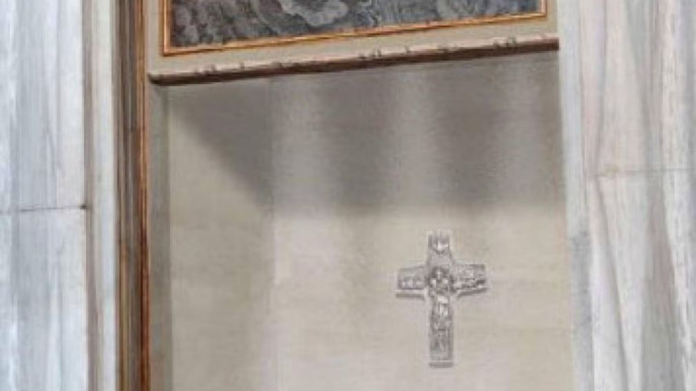 El Vaticano difundió la foto de la tumba donde descansarán los restos del papa Francisco.