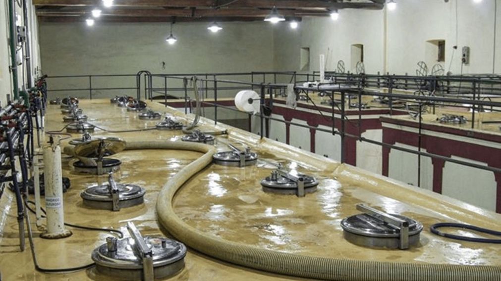 Así son los piletones donde se guarda el vino en las bodegas de Mendoza (Imagen ilustrativa).