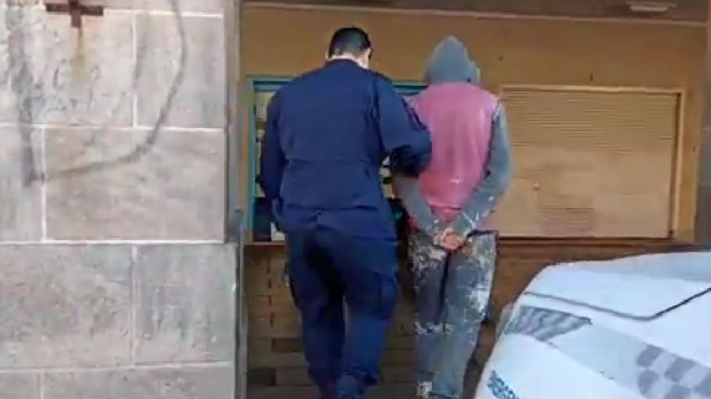 Así fue conducido el sujeto que resultó aprehendido por los policías. Crédito: 0223.