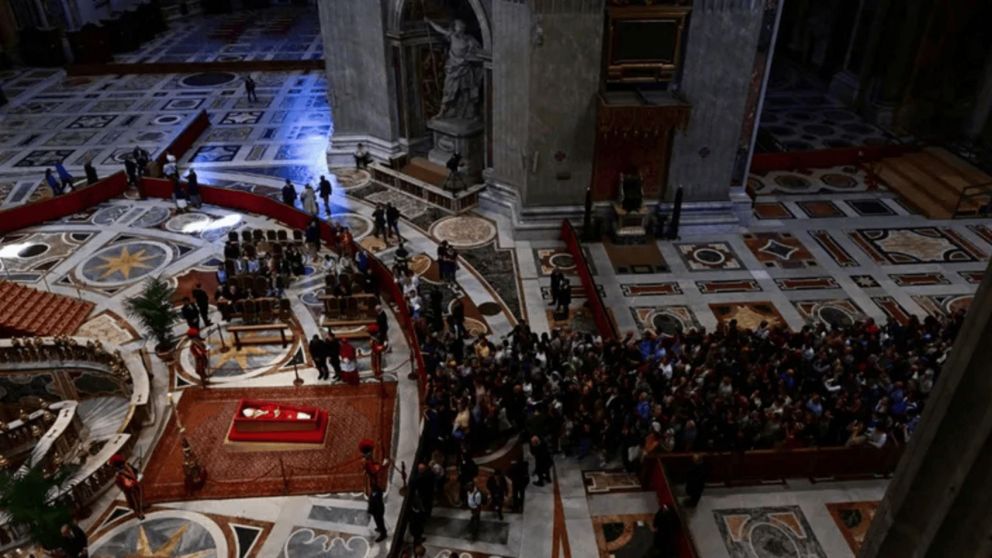 El Vaticano decidió extender el horario para que los fieles puedan despedir al papa Francisco durante toda la noche (Imagen AFP).