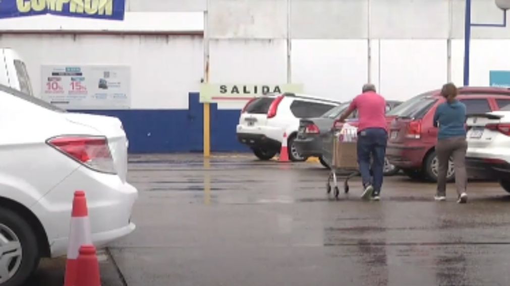 La valija fue olvidada en la playa de estacionamiento de un supermercado.
