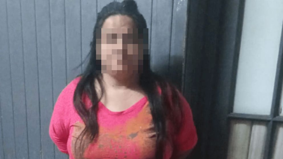 La agresora está acusada de "lesiones leves" y "desobediencia".
