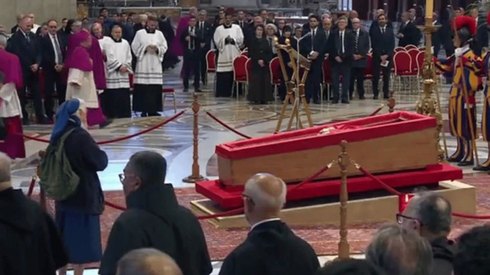 Así monja lloró junto al ataúd de Francisco: ¿quién es y cómo se acercó?
