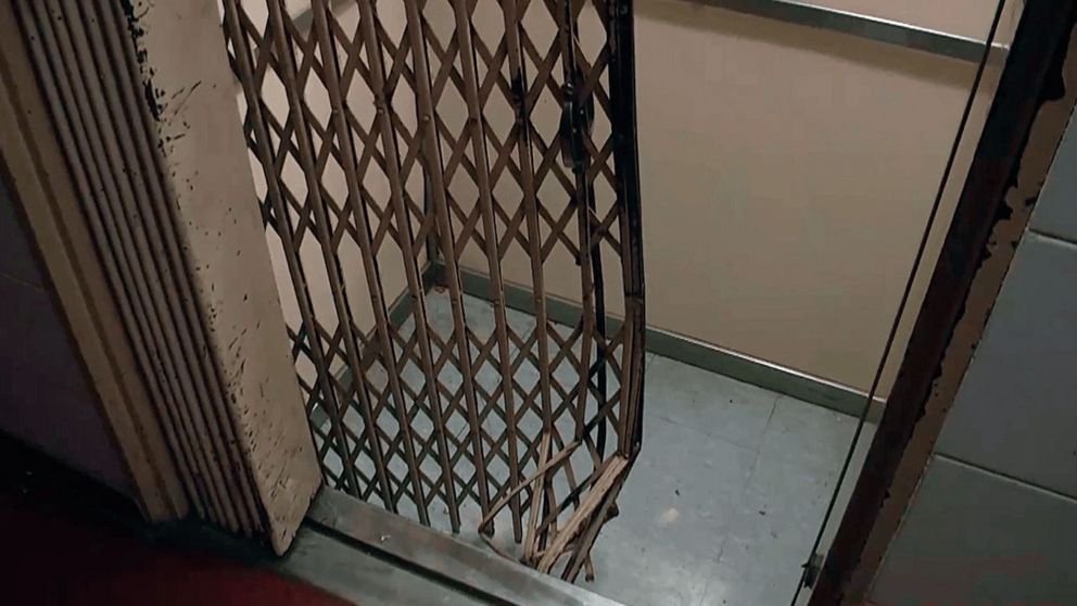 El ascensor que cayó 5 pisos con dos personas que están internadas.