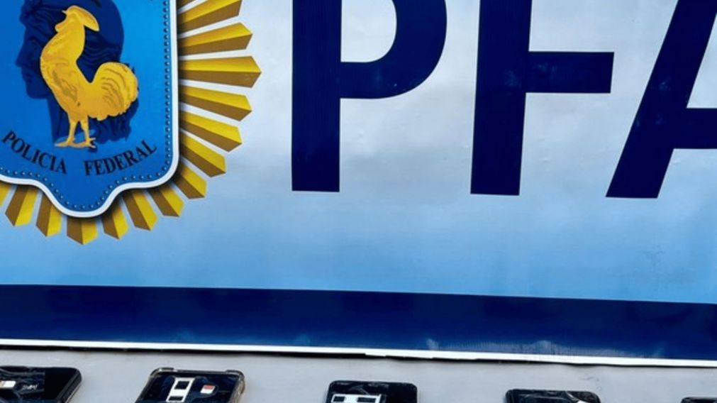 Se secuestraron cinco celulares que serán perciados.
