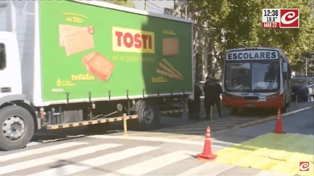 Choque entre un camión y un micro escolar.