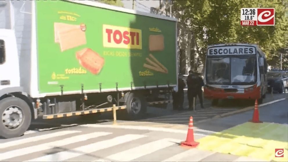 Choque entre un camión y un micro escolar.