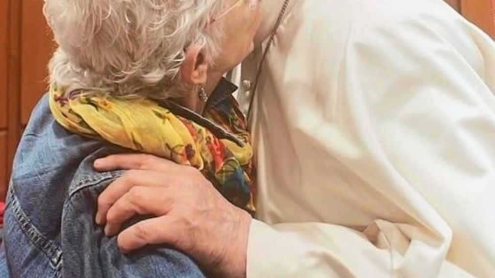 EL ABRAZO DE ALICIA BARRIOS CON FRANCISCO EN EL VATICANO,
EN LA ÚLTIMA FOTO QUE SE SACARON.