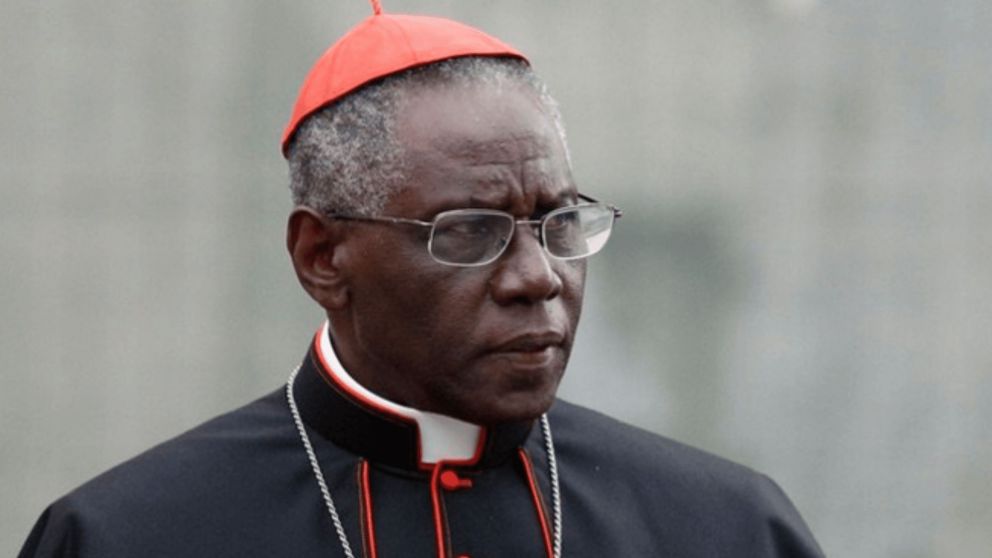 Robert Sarah tiene 79 años, nació en Guinea y posee una larga trayectoria en la Iglesia.